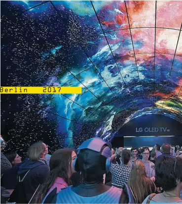  ??  ?? LG裝置了一個“電視隧道”，讓許多參觀者拿起手機­拍下這個美麗的畫面。