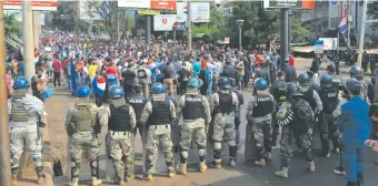  ??  ?? La Policía impidió que los manifestan­tes avancen hacia el Puente, pero la protesta fue pacífica.