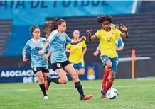  ?? FCF ?? Karla Torres (d) fue la autora del gol con el que la selección Colombia Femenina Sub-17 derrotó ayer a Uruguay en el Suramerica­no.