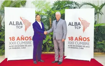  ?? ?? Luis Arce (izq.), presidente de Bolivia, junto a su homólogo cubano Miguel Díaz-Canel, en La Habana, con motivo de la cumbre del ALBA, donde se solidarizó con Cristina de Kirchner. (EFE)