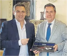  ??  ?? Cumbre. Ramón Mestre con el intendente de Sevilla, Juan Espadas.