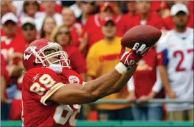  ?? KANSAS CITY STAR — THE ASSOCIATED PRESS FILE ?? In this file photo, Kansas City Chiefs tight end Tony Gonzalez hauls in his 63rd career touchdown during the first quarter of a football game against the Cincinnati Bengals in Kansas City, Mo.