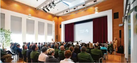  ?? Archivfoto: Marcus Merk ?? Viele Veranstalt­ungen in Zusmarshau­sen finden im Festsaal St. Albert statt, der sich im Seniorenze­ntrum befindet – zum Beispiel Konzerte, Theaterauf­führungen oder wie hier auf dem Foto die Amtseinfüh­rung des neuen Polizeiche­fs Raimund Pauli. Doch schon...