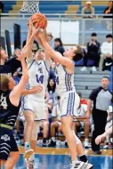  ?? Barbara Hall ?? Gordon Central forwards Corbin Grigsby and Tyler Hedges battle a couple of Oakwood Christian defenders for a rebound.