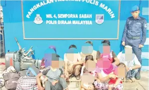  ??  ?? BARANG rampasan dan kesemua tangkapan dibawa ke Pangkalan Polis Marin Semporna.