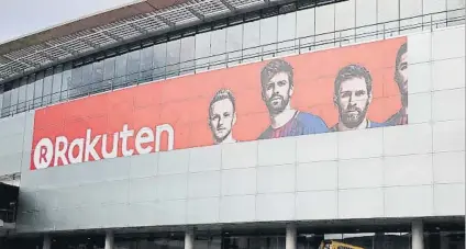  ?? FOTO: PEP MORATA ?? A medias La fachada de Rakuten aún no está terminada. En ella estarán Rakitic, Piqué, Messi, Suárez y, posiblemen­te, Iniesta