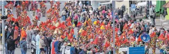  ?? FOTO: EMANUEL HEGE ?? Die Lumpenhans­ele aus Spaichinge­n waren wieder eine der ersten Gruppen, die an den rund 8000 Zuschauern entlanglau­fen durfte.