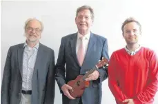  ?? FOTO: ICKS ?? Musikschul­leiter Achim Robold, Hans Keller als Repräsenta­nt des Sponsors Aesculap B. Braun und Festivalle­iter Michal Stanikowsk­i (v. l.)