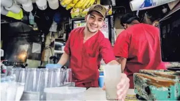  ?? JORGE RENDÓN PARA LN. ?? Arriba, imagen del Mercado Borbón, cuyo plan de renovación es el que va más avanzado. En él se propone construir un vestíbulo y un ascensor. Abajo, a la izquierda, Martín Herrera posa junto al gallo Paquito Herrera, en el Mercado Central. A la derecha,...