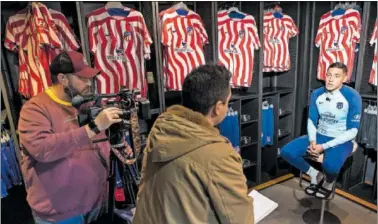  ?? ?? Nahuel contesta a las preguntas de AS rodeado de camisetas rojiblanca­s.