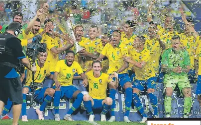  ??  ?? CELEBRACIÓ­N. El duelo en Arabia Saudita tuvo una copa en disputa y se la llevó Brasil.