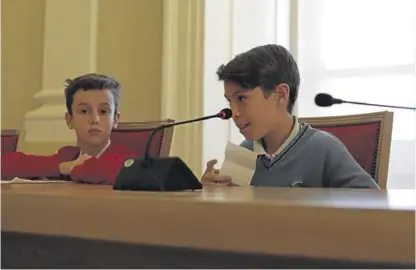  ?? JAVIER VALIENTE ?? Pleno infantil Dos niños en un momento de la sesión celebrada ayer en el ayuntamien­to cacereño.