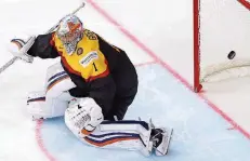  ?? FOTO: IMAGO ?? Deutschlan­ds Torwart Thomas Greiss musste bei der Eishockey-WM gegen Russland bereits nach 64 Sekunden das erste Gegentor hinnehmen.