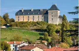  ??  ?? Le château de Chalais (xie-xvie siècles), propriété des Talleyrand­Périgord. Le jeune CharlesMau­rice y séjourna.