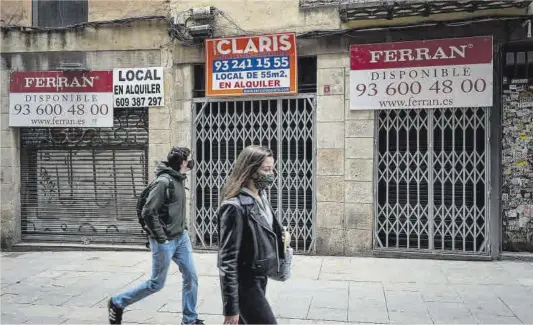  ?? Manu Mitru ?? Locals amb les persianes abaixades i de lloguer a Ciutat Vella.