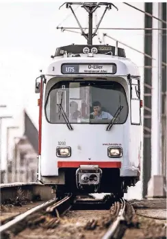  ??  ?? Auf der Linie U 75 soll der Takt verbessert werden. Hier ist eine Bahn auf der Oberkassel­er Brücke unterwegs.