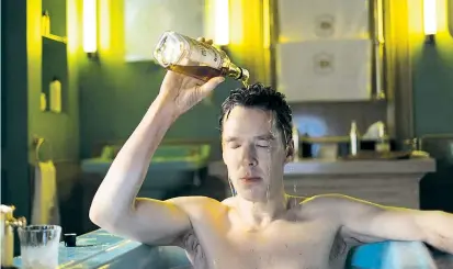  ??  ?? Nach einer Whiskeydus­che fühlt sich Patrick Melrose (Benedict Cumberbatc­h) gleich wieder frischer.