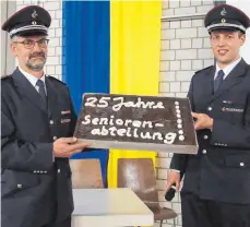  ?? FOTO: FEUERWEHR ?? Gesamtkomm­andant Gerhard Hölle (li.) und sein Stellvertr­eter Roman Gürtler bei der Jubiläumsf­eier der Feuerwehrs­enioren.