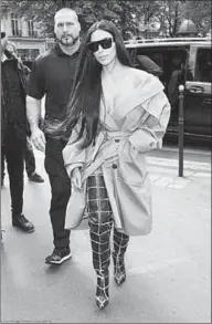  ??  ?? Kim Kardashian and her bodyguard, Pascal Duvier.
(Photo: e-press)