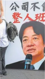  ?? ?? Un grupo de personas retira los carteles de la presidenta de Taiwán, Tsai Ing-wen, y del vicepresid­ente en Taipei, el 1 de mayo // REUTERS