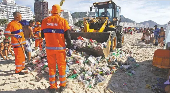  ?? Severino Silva ?? Os garis trabalhara­m cedo e com rapidez para limpar a praia: a Comlurb informou ter retirado 285 toneladas de lixo em Copacabana