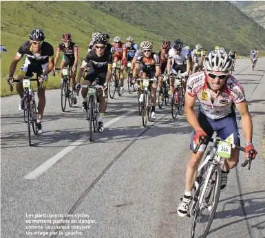  ??  ?? Les participan­ts des cyclos se mettent parfois en danger, comme ce coureur coupant un virage par la gauche.