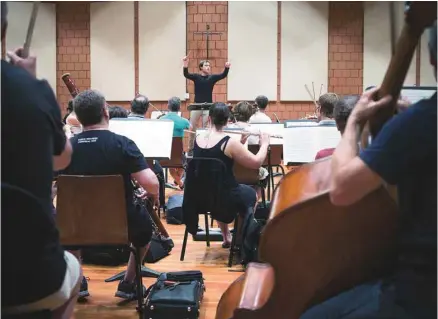  ?? ANNIK MH DE CARUFEL LE DEVOIR ?? Le jeune chef d’orchestre s’est vu remettre par Yannick Nézet-Séguin la baguette pour diriger son orchestre, ce mercredi à L’Île-desSoeurs et jeudi au chalet du Mont-Royal.