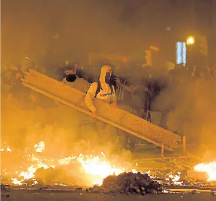  ?? AFP ?? Fuego. Grupos de independen­tistas radicaliza­dos utilizan mobiliario urbano para armar barricadas.