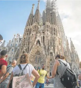  ?? // ADRIÁN QUIROGA ?? Turistas frente a la Sagrada Familia en Barcelona