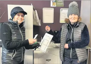  ?? ?? Get Into Golf co-ordinators Martha Brennan (left) and Annette Twomey were the first ladies to use the new printer when signing in for a recent competitio­n.