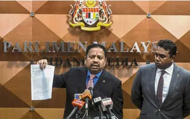  ??  ?? Taking action: Vigneswara­n (left) explaining his position on Loke’s accusation during a press conference at Parliament. — Bernama