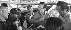  ??  ?? Lee (centre) goes through the plans with DID staff and the fishermen.