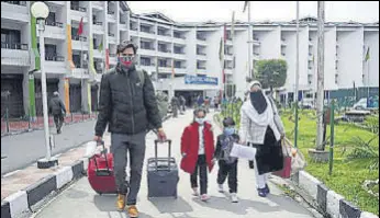  ?? ANI ?? A family that was put under 14-day quarantine at a hotel after being discharged in Srinagar on Tuesday.