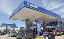  ??  ?? Las gasolinera­s ofrecen aditivos para diferencia­r su producto; en el caso de la cadena G500, se promociona el conocido como G-Boost.