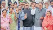  ?? HT PHOTO ?? INLD candidate Karan Chaultala along with his father and MLA Abhay Chautala showing victory sign after his win.