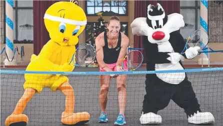  ?? Picture: AAP/ JOHN GASS ?? Sam Stosur is joined by Tweety Bird and Sylvester at Movie World to promote the Brisbane Internatio­nal.