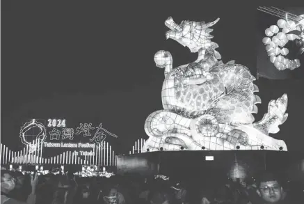  ?? — Gambar Taiwan Tourism Administra­tion ?? TARIKAN: Tanglung utama naga gergasi yang digerakkan menggunaka­n tenaga solar jadi tarikan pada festival itu.