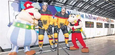  ?? FOTO: DEB ?? Vor einer Woche trug Daniel Pietta (links) auf dem Kölner Hauptbahnh­of noch das DEB-Trikot und präsentier­te gemeinsam mit DEG-Verteidige­r Bernhard Ebner den WM-Werbezug. Den Traum von einer WM-Teilnahme im eigenen Land musste der Krefelder Stürmer...