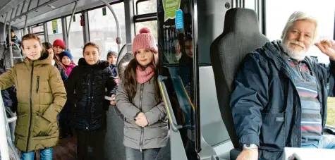  ?? Foto: dpa ?? Herr Schläger ist Busfahrer und bringt Kinder zur Schule und wieder heim. Er kennt alle, die bei ihm einsteigen.