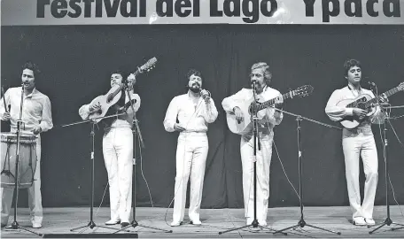  ??  ?? Tito Uñates, Pepe Sarmiento, Carlos Uñates, Rafael Paeta y Juan Cancio Barreto en una actuación en el Festival del Lago Ypacaraí a principios de los años ochenta, cuando Los Indianos estaban en su mayor auge.