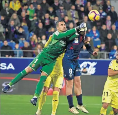  ??  ?? PARTIDAZO. Asenjo, portero del Villarreal, fue el mejor jugador del partido disputado en El Alcoraz.