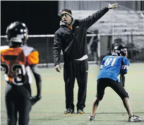  ?? GERRY KAHRMANN/PNG FILES ?? Geroy Simon took the time to coach the Bobcats football team, including his son Jaden, right.