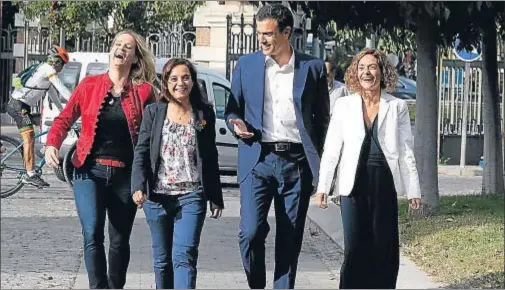  ?? CHEMA MOYA / EFE ?? Zaida Cantera, excomandan­te del Ejército; la líder del PSM, Sara Hernández; Pedro Sánchez, y Meritxell Batet