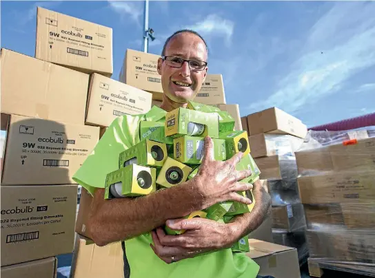  ?? PHOTO: DOUG FIELD/STUFF ?? Ecobulb managing director Chris Mardon helps unload Ecobulb LED energy-saving light bulbs at the Southern Trust Events Centre in Timaru.