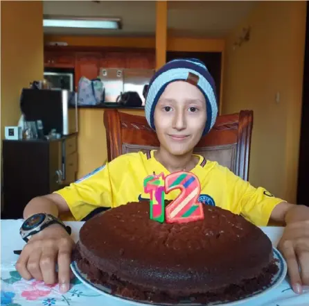  ?? CORTESÍA ?? Sebastián Dato padece un cáncer llamado sarcoma de Ewing. Necesita ayuda para ir a México, a recibir una quimiotera­pia especial. Acá, cuando celebró su cumpleaños número 12; ya tiene 13 años.