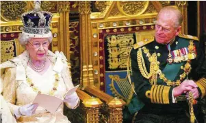  ??  ?? Isabel II durante un acto oficial en presencia de su marido