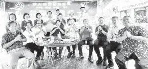  ?? ?? UNTUK ALBUM: Wong (duduk, lima kanan) merakam kenangan bersama (duduk dari tiga kiri) Dr Soon dan Lau serta yang lain pada rumah terbuka SUPP Cawangan Dudong semalam.