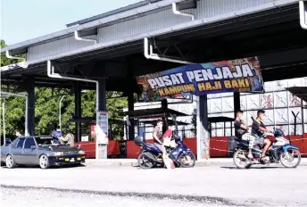  ?? — Photo by Muhammad Rais Sanusi ?? The Kampung Haji Baki hawker centre was deserted yesterday morning as villagers prepared to face the two-week EMCO.