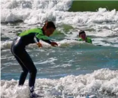  ??  ?? Selina hatte während ihrer Zeit in einer Klinik auf der Insel Sylt großen Spaß am Wel lenreiten. Der Sport hat sie wieder fitter gemacht.