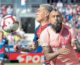  ?? EFE ?? En cero. Vidal con el argentino “Chimy” Avila en el duelo de Huesca.